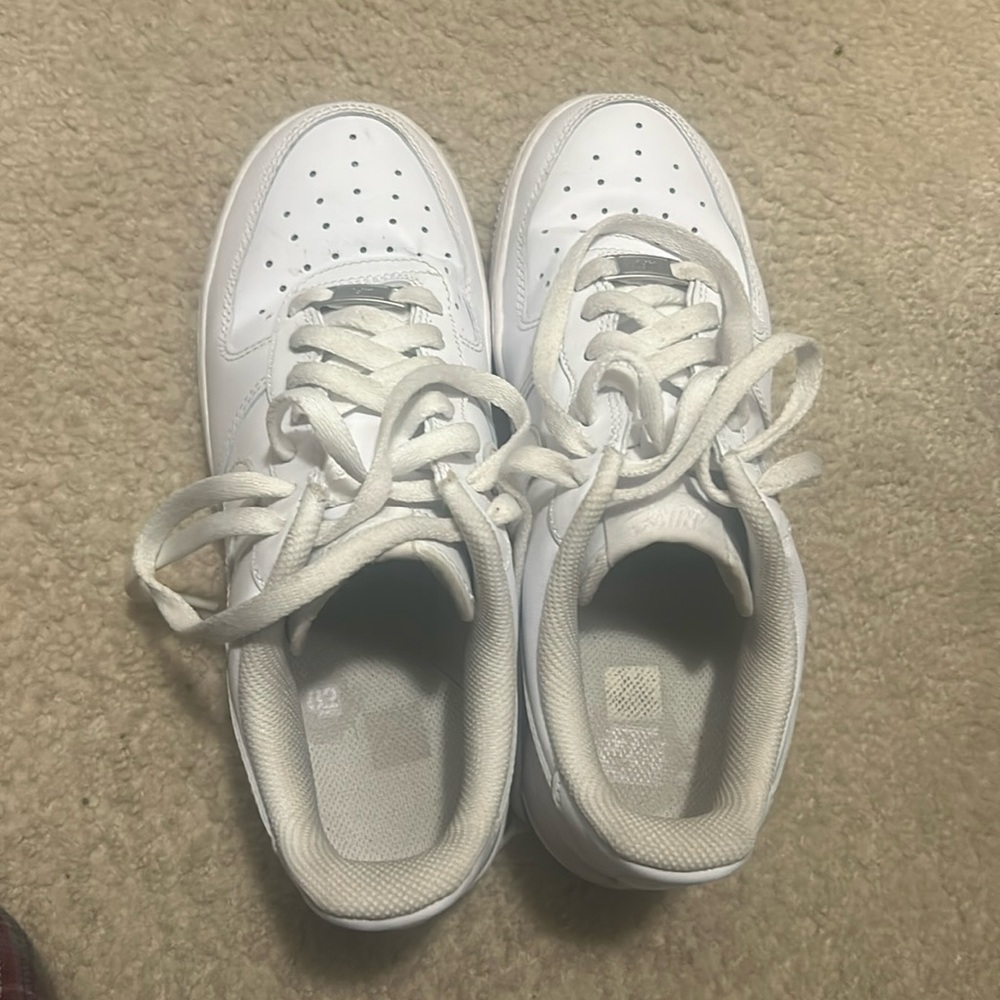 AF1 WHITE. SIZE 7 MENS. WOMENS 9